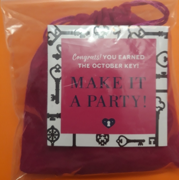 Mary Kay "you hold the key" gold Necklace 20inches - Picture 6 of 7